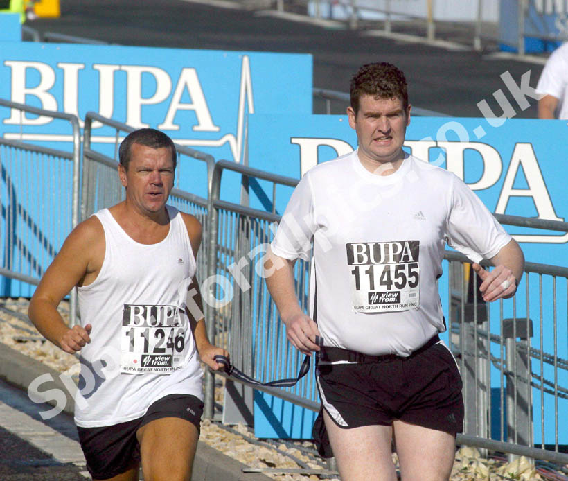 Blind runner taking part in the 2003 BUPA Great North Run
